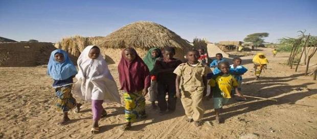 Bambini rifugiati nigeriani in fuga dai conflitti Bambini rifugiati nigeriani in fuga dai conflitti