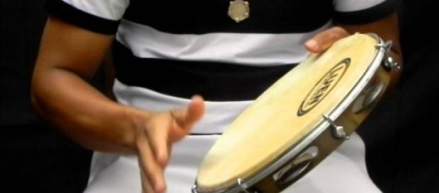 O pandeiro trouxe um sabor diferente ao samba. O pandeiro trouxe um sabor diferente ao samba.
