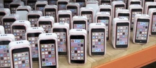 All’asta 600.000 articoli tra cui iPhone e iPad