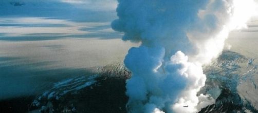 Il vulcano Bandarbunga in eruzione