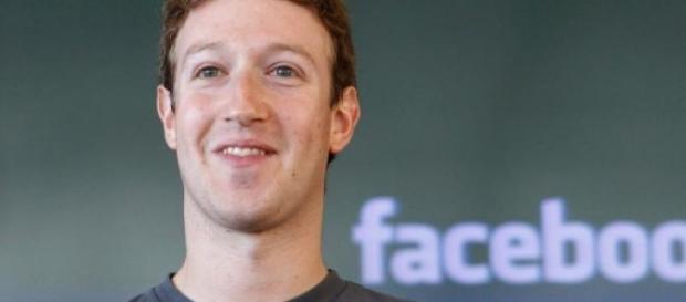 Foto de Mark con su logo de Facebook. Foto de Mark con su logo de Facebook.