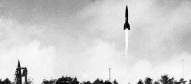 La V2, arma di rappresaglia. La V2, arma di rappresaglia.