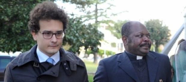 Padre Gratien Alabi e il suo avvocato Luca Fanfani Padre Gratien Alabi e il suo avvocato Luca Fanfani