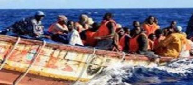 Sauvetage d'une barque de 11 m surgargée. Sauvetage d'une barque de 11 m surgargée.