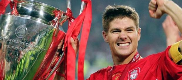 Steven Gerrard com a taça da Liga dos Campeões Steven Gerrard com a taça da Liga dos Campeões