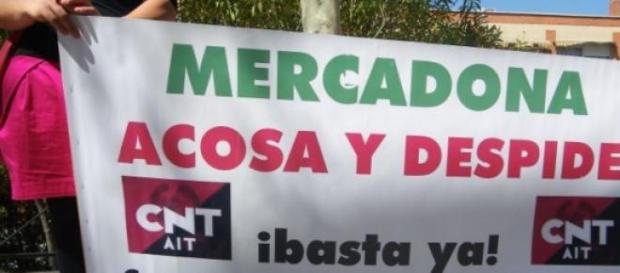 Una de las pancartas en contra del acoso Una de las pancartas en contra del acoso