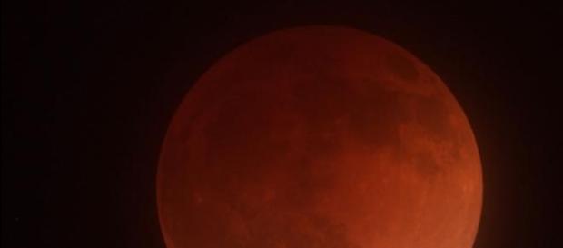 Una Luna de sangre en todo su explendor Una Luna de sangre en todo su explendor