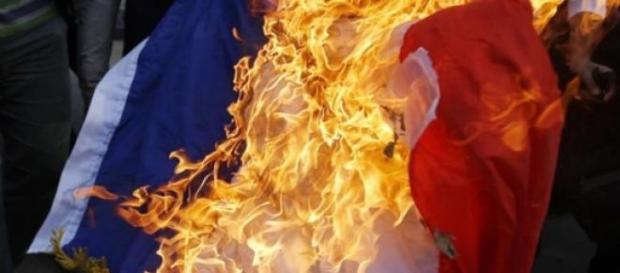 La France en danger quand on brûle son drapeau. La France en danger quand on brûle son drapeau.