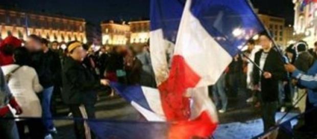 Le symbole de la république brûlé. Le symbole de la république brûlé.