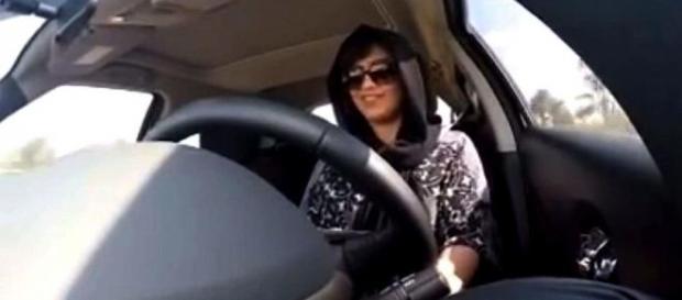 Loujain al Hathloul au volant de sa voiture. Loujain al Hathloul au volant de sa voiture.