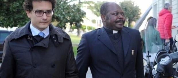 Padre Gratien Alabi con il suo avvocato Padre Gratien Alabi con il suo avvocato