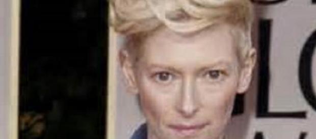 Tilda Swinton licked coats in show in Florence Tilda Swinton licked coats in show in Florence