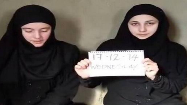 Greta e Vanessa durante il sequestro