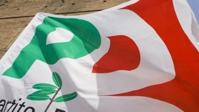 Il simbolo del Pd sventola su una bandiera