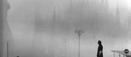 Una scena di Milano con la nebbia