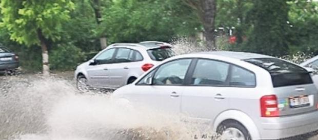 Condusul in ploaie poate fi periculos Condusul in ploaie poate fi periculos