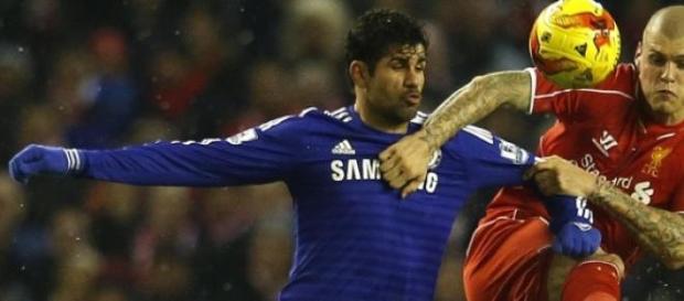 Diego Costa e Skrtel em jogo intenso Diego Costa e Skrtel em jogo intenso