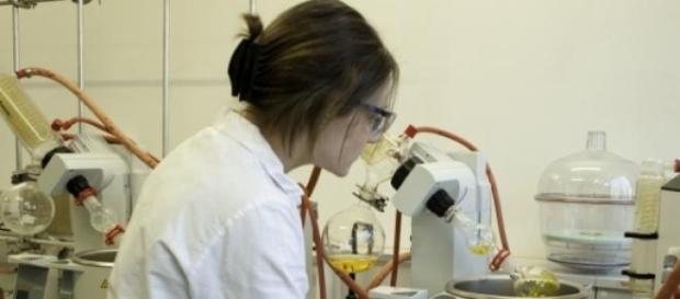 Investigadora en un laboratorio del Inserm Investigadora en un laboratorio del Inserm