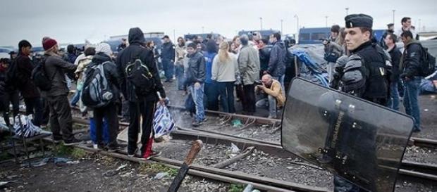La police fait face à un grand nombre de migrants. La police fait face à un grand nombre de migrants.
