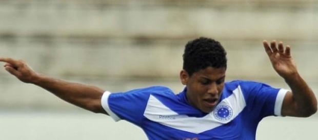 O lateral a actuar pela equipa júnior do Cruzeiro. O lateral a actuar pela equipa júnior do Cruzeiro.