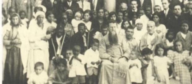 Pe. Júlio Maria com crianças, doentes e idosos Pe. Júlio Maria com crianças, doentes e idosos