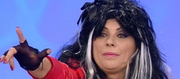 Tina si scaglia contro Salvatore, Teresa difende Tina si scaglia contro Salvatore, Teresa difende
