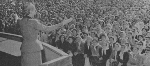 Evita Perón haciendo campaña para el voto femenino