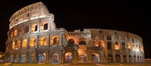 Il Colosseo e i numeri dipinti di rosso 