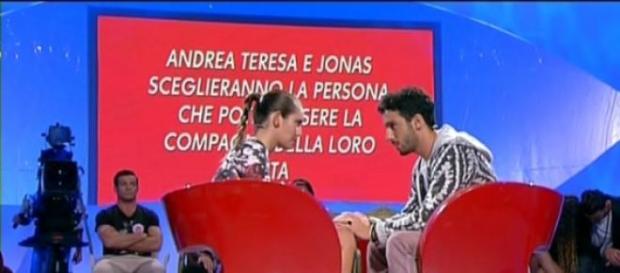 Chi sostituirà Jonas nel trono di Uomini e donne? Chi sostituirà Jonas nel trono di Uomini e donne?