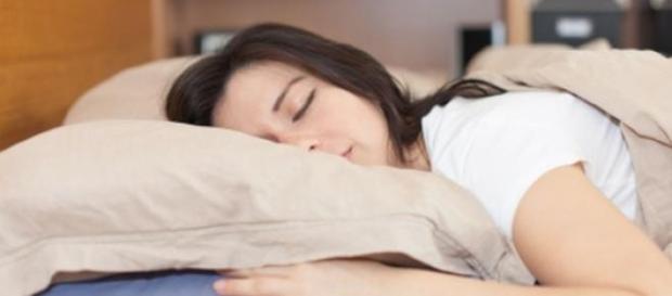 Dormir de barriga para baixo é prejudicial Dormir de barriga para baixo é prejudicial