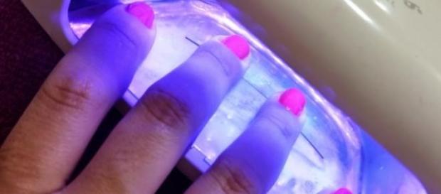 esmalte em gel nas unhas da mão esmalte em gel nas unhas da mão