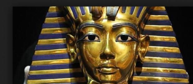 Máscara de Tutankhamon 'restaurada' com supercola? Máscara de Tutankhamon 'restaurada' com supercola?