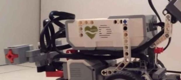 Robô feito de Lego controlado pelo nematódeo Robô feito de Lego controlado pelo nematódeo