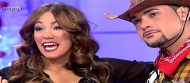 Steisy contenta con el disfraz de Vicente Steisy contenta con el disfraz de Vicente