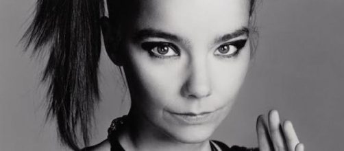 Primo-piano-di-Björk-b/n.
