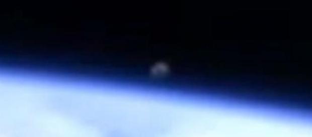 Misterioso objeto avistado desde la EEI Misterioso objeto avistado desde la EEI
