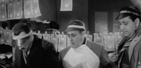 Una scena del film La banda degli onesti