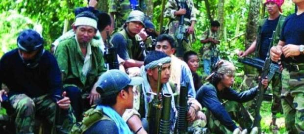 Combattants d'Abou Sayyaf dans la jungle. Combattants d'Abou Sayyaf dans la jungle.
