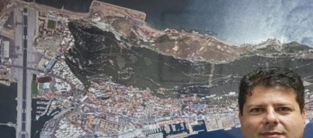 Fabian Picardo con un mapa aereo de Gibraltar. Fabian Picardo con un mapa aereo de Gibraltar.