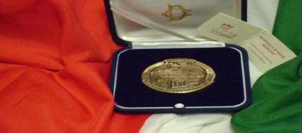 La medaglia d'oro, premio per Mino Reitano La medaglia d'oro, premio per Mino Reitano