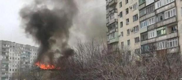 Raketenangriff auf Wohngegend in Mariupol. Raketenangriff auf Wohngegend in Mariupol.