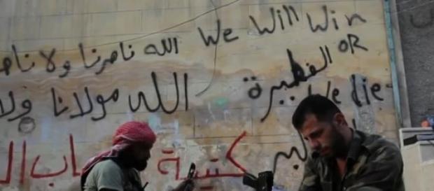 Rebellen beim putzen ihrer Waffen Rebellen beim putzen ihrer Waffen