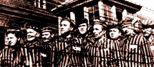 Immagine di detenuti in un campo di concentramento