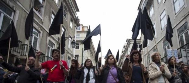 A função pública continua a sofrer com cortes. A função pública continua a sofrer com cortes.