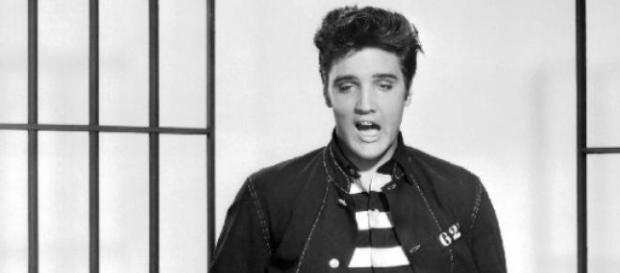 A lenda de Elvis Aaron Presley continua viva. A lenda de Elvis Aaron Presley continua viva.