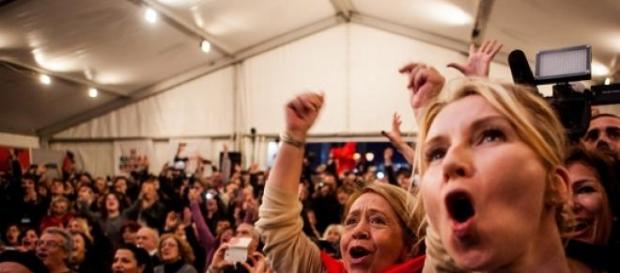 Apoiantes do Syriza festejam. Apoiantes do Syriza festejam.