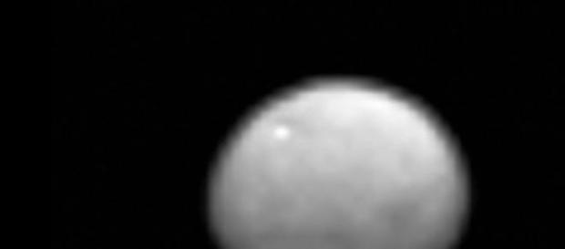 El extraño punto de luz en Ceres además parpadea El extraño punto de luz en Ceres además parpadea