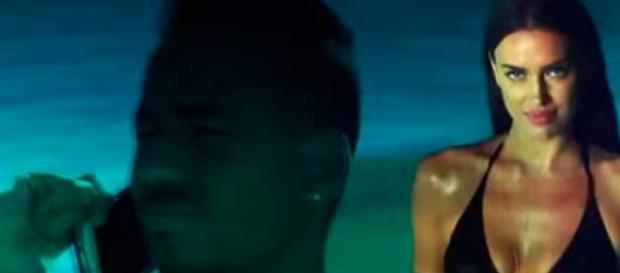 Irina saliendo de la piscina en el videoclip Irina saliendo de la piscina en el videoclip