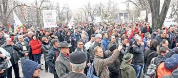 Protestele romanilor, aprecieriii fracului, banci Protestele romanilor, aprecieriii fracului, banci