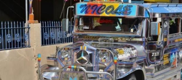 Un "Jeepney" rutilant dans les rues de Sebang . Un "Jeepney" rutilant dans les rues de Sebang .